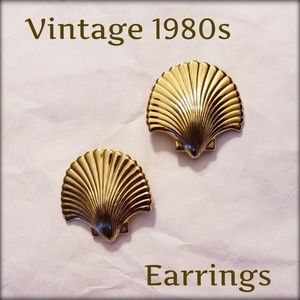 Vintage 1980s Gold Tone Seashell Clip On Earrings